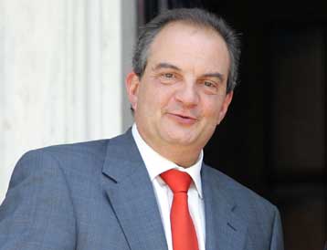 Έχουμε καιρό για τις εκλογές, δήλωσε ο Κ.Καραμανλής εν πτήσει προς τη ΝΑ Ασία