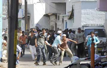 Δεκαέξι νεκροί και δεκάδες τραυματίες από την έκρηξη σε τέμενος στην Ινδία