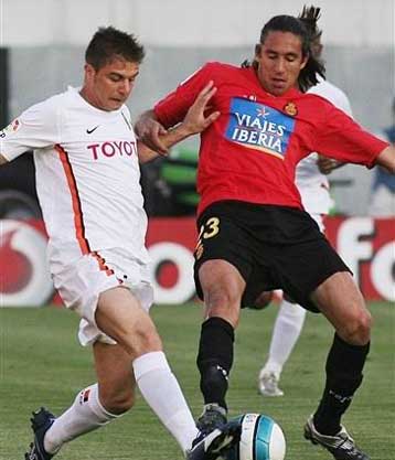 Η Βαλένθια ζορίστηκε αλλά παρέμεινε σε απόσταση βολής από την κορυφή