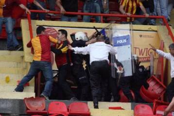 Επεισόδια και διακοπή 25 λεπτών στο Γαλατάσαραϊ – Φενέρμπαχτσε