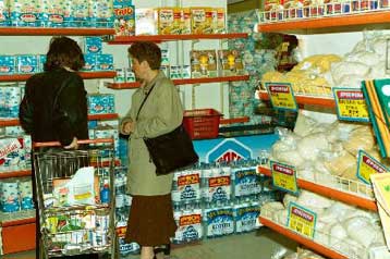 Κόντρα στο λιανικό εμπόριο για το ωράριο με αφορμή δύο μίνι μάρκετ στον Πειραιά