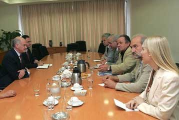 Συνάντηση Παπανδρέου με το νέο προεδρείο της ΟΚΕ