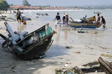 Γιγάντια κύματα έπληξαν τις ακτές της Νοτιοανατολικής Ασίας