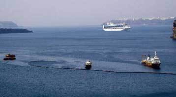 Ανεξέλεγκτη η διαρροή πετρελαίου από το Sea Diamond, ανησυχία στη Σαντορίνη