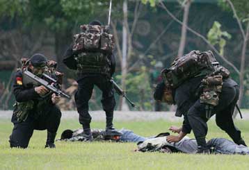 Παραβιάσεις ανθρωπίνων δικαιωμάτων χάριν της ασφάλειας καταγγέλλει η Διεθνής Αμνηστία