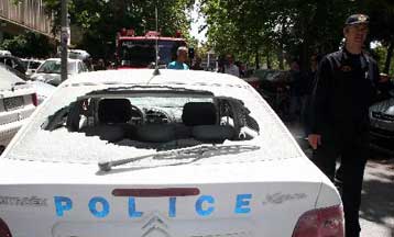 Kουκουλοφόροι επιτέθηκαν σε περιπολικό και άρπαξαν ασύρματο