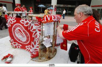 Φίλαθλοι της Λίβερπουλ απέδωσαν φόρο τιμής στα θύματα της Θύρας 7