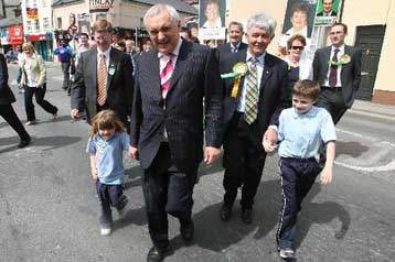 Αμφίρροπες εκλογές στην Ιρλανδία με τον Μπέρτι Αχερν να διεκδικεί νέα θητεία