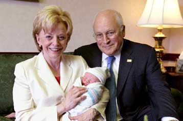 Εντάσεις στην κυβέρνηση Μπους φέρνει ο νεογέννητος γιος της κόρης του Ντικ Τσένι