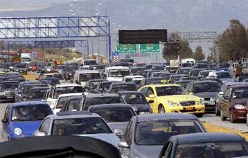 Σταδιακή μείωση των τελών ταξινόμησης στα ΙΧ αυτοκίνητα προτείνει το ΙΟΒΕ