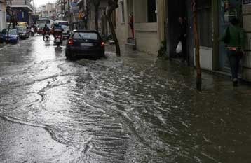 Σοβαρά προβλήματα σε αρκετές περιοχές του Λεκανοπεδίου από τη βροχόπτωση