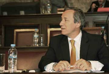 Νέα αντιπαράθεση Αλογοσκούφη με βουλευτές του ΠΑΣΟΚ για τα ομόλογα