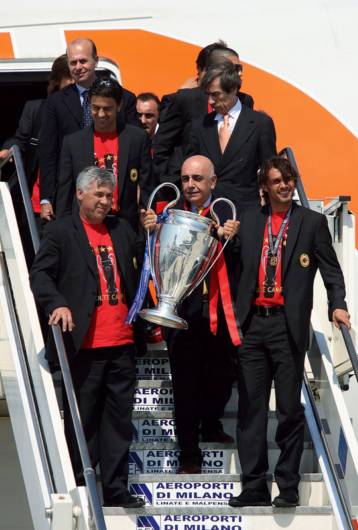 Το Μιλάνο υποδέχθηκε τους ήρωες του, υπόσχεση Μπερλουσκόνι για μεγάλη μεταγραφή