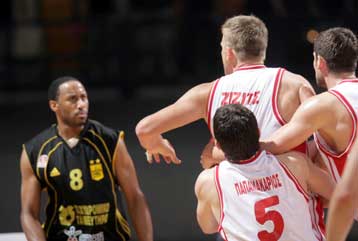 Στον προθάλαμο των τελικών ο Παναθηναϊκός, σύρραξη και ισοφάριση στο ΣΕΦ