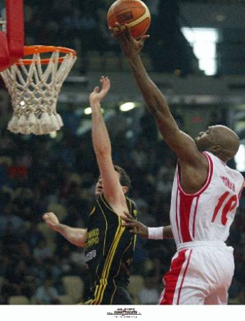 Μετά τις γροθιές και τις αποβολές, ο Ολυμπιακός ισοφάρισε τον Αρη σε 1-1 νίκες