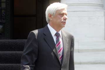 Σε εντάξεις δημοτικών υπαλλήλων στα βαρέα και ανθυγιεινά προχωρά η κυβέρνηση