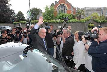 Το πλεονέκτημα διατηρεί ο Αχερν για σχηματισμό νέας κυβέρνησης στην Ιρλανδία