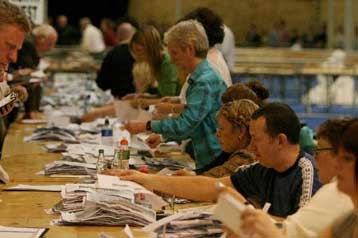 Τρίτη θητεία στην πρωθυπουργία της Ιρλανδίας εξασφαλίζει ο Μπέρτι Αχερν