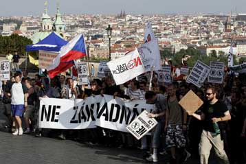 Εκατοντάδες διαδήλωσαν στην Τσεχία κατά τις αντιπυραυλικής ασπίδας των ΗΠΑ
