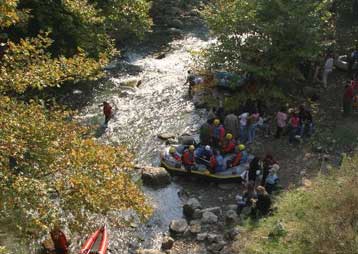 Μία γυναίκα νεκρή και εννέα αγνοούμενοι στον ποταμό Λούσιο στην Αρκαδία