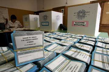 Κρίσιμη δοκιμασία για την κυβέρνηση Πρόντι οι τοπικές εκλογές στην Ιταλία