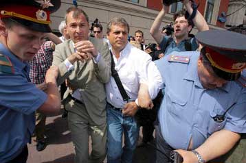 Επεισόδια και συλλήψεις στην απαγορευμένη διαδήλωση ομοφυλόφιλων στη Μόσχα