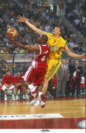 Ο Αρης… έδειξε τα δόντια του στον Ολυμπιακό και με 81-71 «βλέπει» τελικό