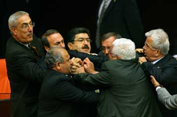 Επεισοδιακή η συζήτηση στην τουρκική Εθνοσυνέλευση για τη συνταγματική αναθεώρηση