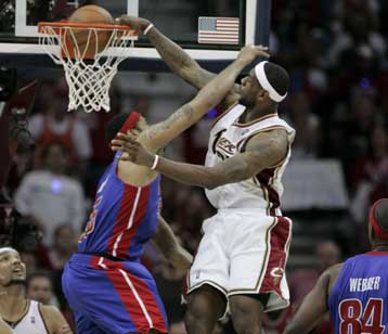 «Ξύπνησε» ο Λεμπρόν Τζέιμς και το Κλίβελαντ μείωσε σε 2-1 τη σειρά με το Ντιτρόιτ