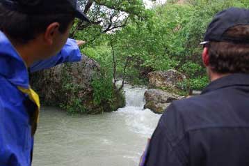 Ακαρπες παραμένουν οι έρευνες για τους δύο αγνοούμενους στον ποταμό Λούσιο