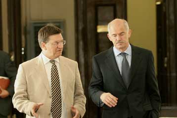 Νέα ομηρία συμβασιούχων καταλογίζει στην κυβέρνηση ο Γ.Παπανδρέου