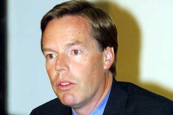 Στο τέλος του πρώτου δεκαημέρου του Ιουνίου φτάνει στην Αθήνα ο Νίκολας Μπερνς