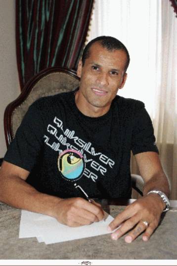 Την… αλλαγή φανέλας του Ριβάλντο παρακολούθησαν τα διεθνή ΜΜΕ