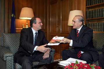 Συστάσεις από τον ΟΟΣΑ για αλλαγές στο Ασφαλιστικό και ευελιξία στις απολύσεις