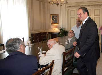 Χωρίς συγκεκριμένες δεσμεύσεις η συνάντηση Καραμανλή με εκπροσώπους των συνταξιούχων