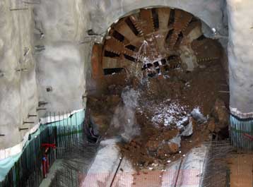 Έπιασε δουλειά ο μετροπόντικας «Νίνης» στην επέκταση του Μετρό προς Ελληνικό