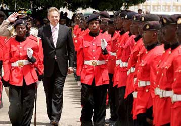 Στο Γιοχάνεσμπουργκ ο Μπλερ, τελευταίο σταθμό της περιοδείας στην Αφρική