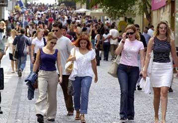 Πολυκαταστήματα και εμπορικά κέντρα εκτοπίζουν από την αγορά τις μικρές επιχειρήσεις