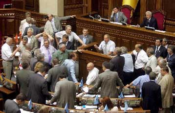 Σε τεταμένο κλίμα η ουκρανική Βουλή προσπαθεί να εγκρίνει τις πρόωρες εκλογές