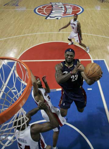 Εκπληκτικός ο Λεμπρόν Τζέιμς στη νίκη των Καβαλίερς μέσα στο Ντιτρόιτ