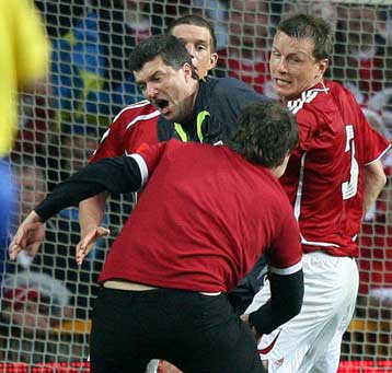 Διεκόπη το Δανία – Σουηδία εξαιτίας επίθεσης στον διαιτητή, προχώρησαν τα φαβορί