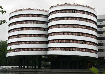 Στο Αμστερνταμ το νέο γυμνό μωσαϊκό του Σπένσερ Τιούνικ