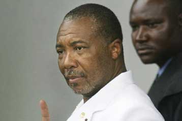 Απόντος του Τσαρλς Τέιλορ άρχισε η δίκη για εγκλήματα πολέμου στη Σιέρα Λεόνε