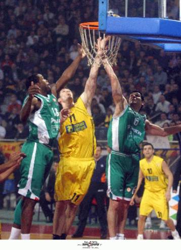 Τη συνεργασία του με τους Καστλ και Ουίλκινσον ανανέωσε ο Αρης