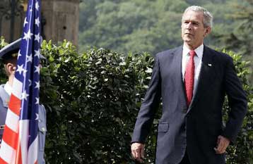 Για δημοκρατικό έλλειμμα στη Ρωσία μίλησε ο Μπους καθ οδόν προς τη G8