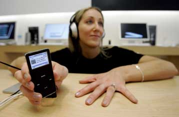 Ανησυχίες για την ενσωμάτωση προσωπικών δεδομένων στα τραγούδια του iTunes