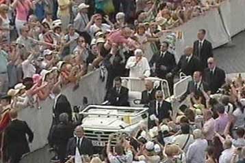 Γερμανός επιχείρησε να ανέβει στο όχημα που μετέφερε τον Πάπα