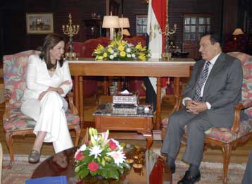 Πολιτικά και οικονομικά ζητήματα συζήτησαν η Ντ.Μπακογιάννη και ο Χ.Μουμπάρακ