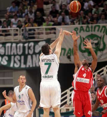 Ανοιξε το σκορ ο Παναθηναϊκός με νίκη 79-72 επί του Ολυμπιακού στο ΟΑΚΑ