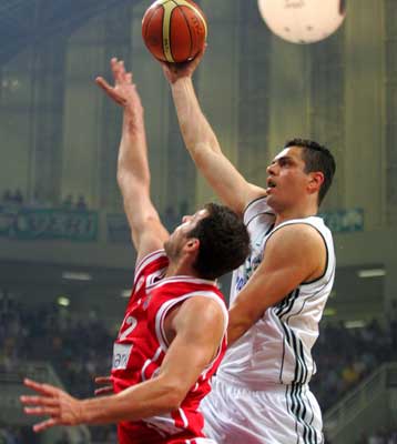 Μόνο 15 λεπτά άντεξε ο «μισός» Ολυμπιακός και ο Παναθηναϊκός έφτασε στο 79-72